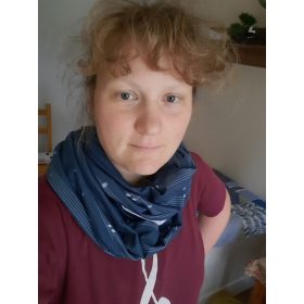 Sötétkék kottás möbius sál