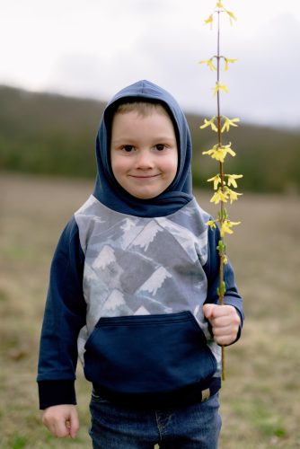 Hagyományos gyerek pulóver kapucnival